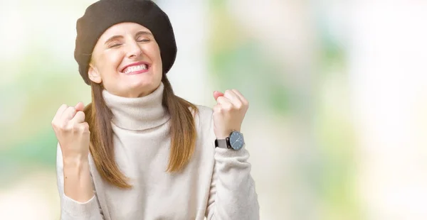 Reife Frau Mittleren Alters Winterpullover Und Baskenmütze Über Isoliertem Hintergrund — Stockfoto