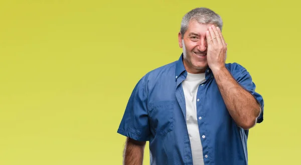 Hombre Mayor Guapo Sobre Fondo Aislado Cubriendo Ojo Con Mano —  Fotos de Stock