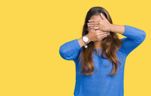 Jovem Bela Mulher Morena Vestindo Camisola Azul Sobre Fundo Isolado — Fotografia de Stock