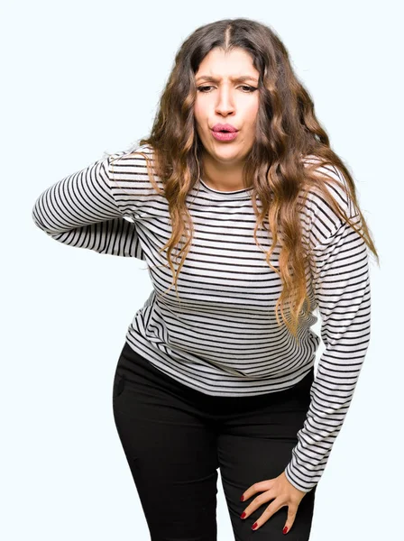 Junge Schöne Frau Streifen Pullover Mit Rückenschmerzen Berührung Mit Der — Stockfoto