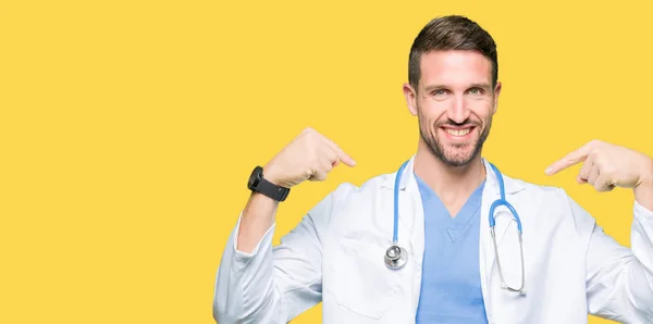 Bonito Médico Homem Vestindo Uniforme Médico Sobre Fundo Isolado Olhando — Fotografia de Stock