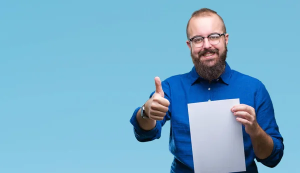 Homem Jovem Hipster Vestindo Óculos Segurando Papel Branco Sobre Fundo — Fotografia de Stock