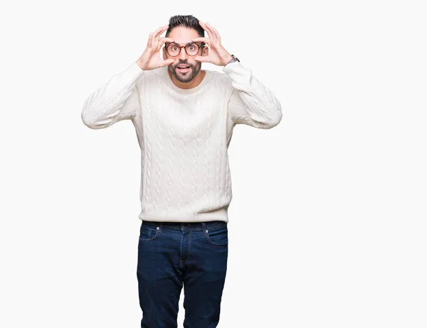 Joven Hombre Guapo Con Gafas Sobre Fondo Aislado Tratando Abrir — Foto de Stock