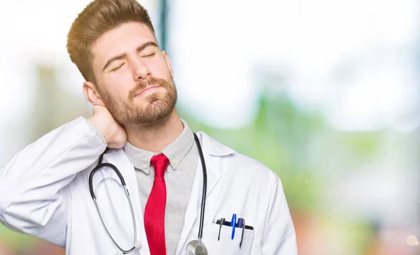 Dokter Muda Tampan Mengenakan Mantel Medis Menderita Cedera Leher Menyentuh — Stok Foto