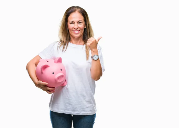 Spaanse Vrouw Middenleeftijd Besparen Met Behulp Van Piggy Bank Geïsoleerde — Stockfoto