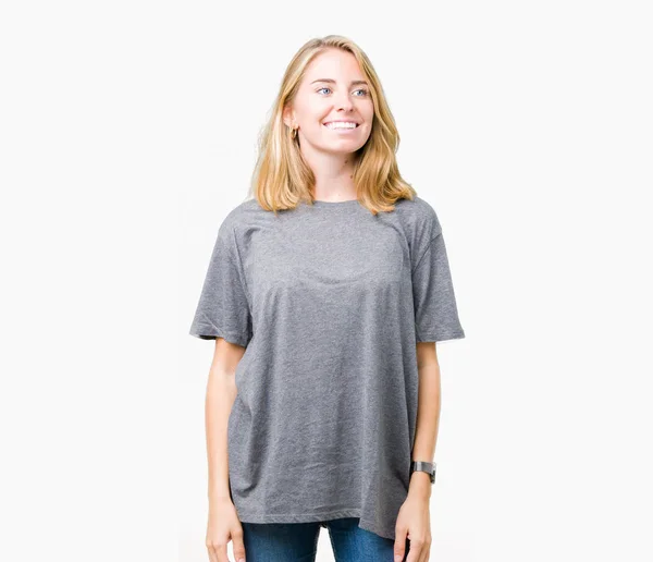 Belle Jeune Femme Portant Surdimensionné Shirt Décontracté Sur Fond Isolé — Photo