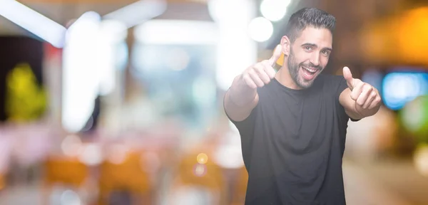 Joven Hombre Guapo Sobre Fondo Aislado Aprobando Hacer Gesto Positivo —  Fotos de Stock