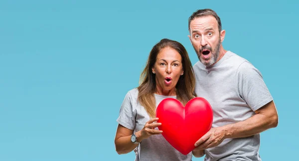 Casal Hispânico Meia Idade Amor Segurando Coração Vermelho Sobre Fundo — Fotografia de Stock