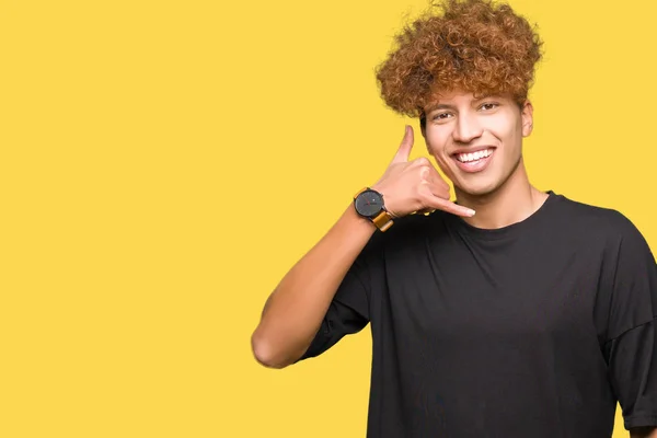 Junger Gutaussehender Mann Mit Afro Haaren Und Schwarzem Shirt Der — Stockfoto