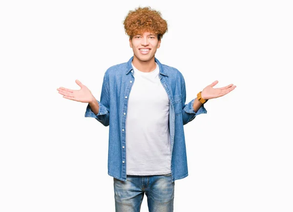 Homem Bonito Jovem Com Cabelo Afro Vestindo Jaqueta Ganga Sorrindo — Fotografia de Stock