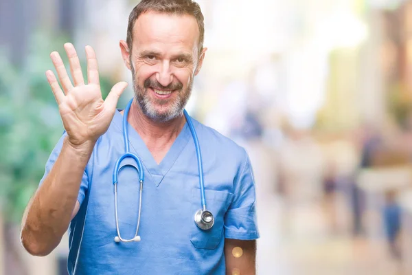 Middelbare Leeftijd Hoary Senior Arts Man Medische Uniform Dragen Geïsoleerde — Stockfoto