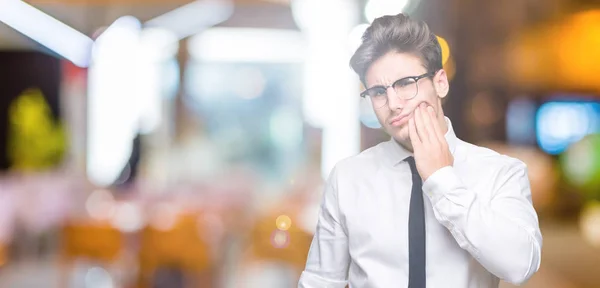 Joven Hombre Negocios Con Gafas Sobre Fondo Aislado Tocando Boca —  Fotos de Stock