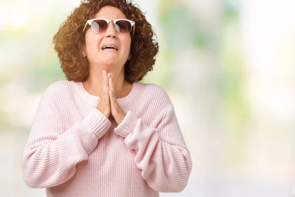 Mooie Midden Ager Senior Vrouw Roze Trui Zonnebril Dragen Geïsoleerde — Stockfoto