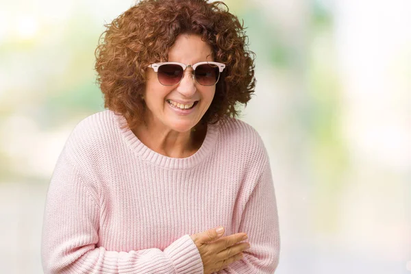 Schöne Seniorin Mittleren Alters Rosa Pullover Und Sonnenbrille Über Isoliertem — Stockfoto