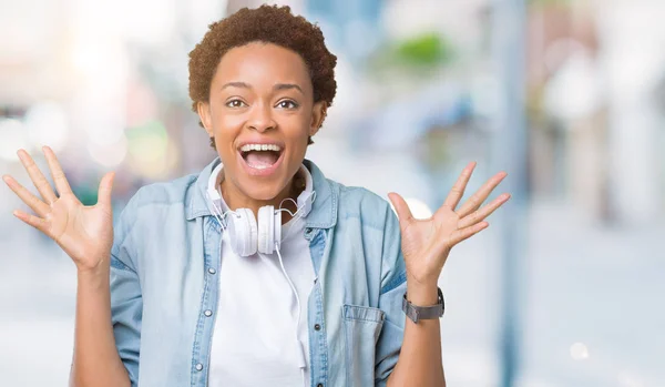 Jovem Afro Americana Vestindo Fones Ouvido Sobre Fundo Isolado Celebrando — Fotografia de Stock