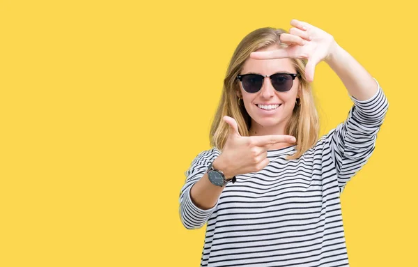 Hermosa Joven Con Gafas Sol Sobre Fondo Aislado Sonriendo Haciendo —  Fotos de Stock