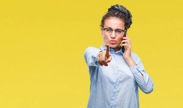 Ung Flätat Hår Afroamerikanska Business Tjej Visar Kallelse Med Smartphone — Stockfoto