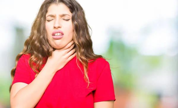 Junge Schöne Frau Lässigem Shirt Mit Schmerzhaftem Hals Halsschmerzen Wegen — Stockfoto