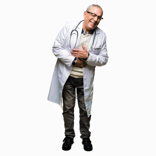 Stilig Senior Doktor Man Klädd Medicinsk Coat Leende Och Skrattar — Stockfoto