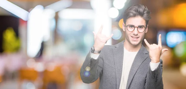 Fiatal Üzletember Szemüveg Viselése Alatt Őrült Kifejezés Csinál Rock Szimbólum — Stock Fotó
