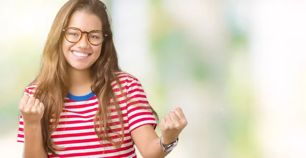 Giovane Bella Donna Bruna Indossa Occhiali Strisce Shirt Sfondo Isolato — Foto Stock