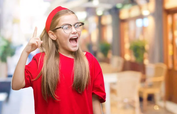 Menina Bonita Nova Vestindo Óculos Sobre Fundo Isolado Apontando Dedo — Fotografia de Stock