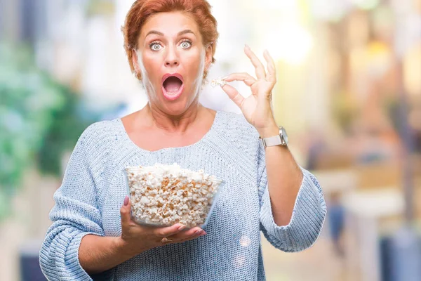 Korzystna Starszy Rude Kaukaski Kobieta Jedzenie Popcorn Białym Tle Przestraszony — Zdjęcie stockowe