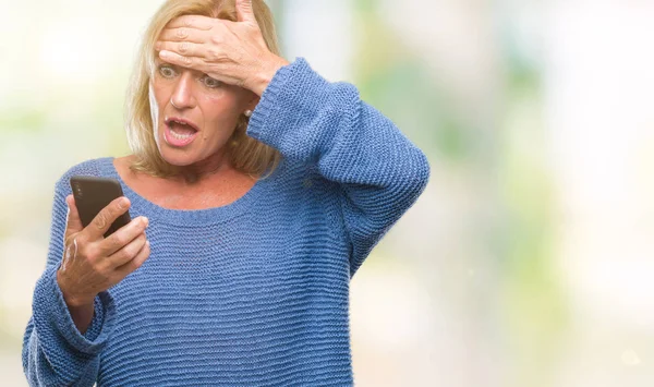 Blonde Frau Mittleren Alters Die Nachrichten Smartphone Über Isolierten Hintergrund — Stockfoto