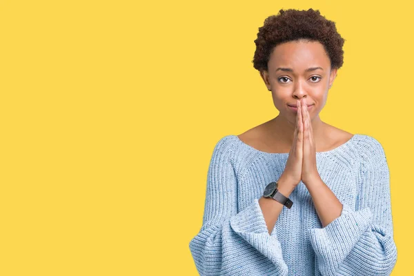 Fiatal Szép Afro Amerikai Fárasztó Egy Pulóvert Elszigetelt Háttér Imádkozott — Stock Fotó