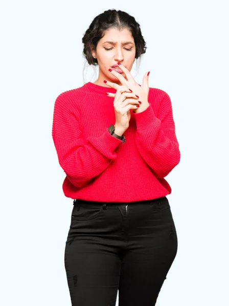 Junge Schöne Frau Trägt Roten Pullover Und Dutt Leiden Schmerzen — Stockfoto