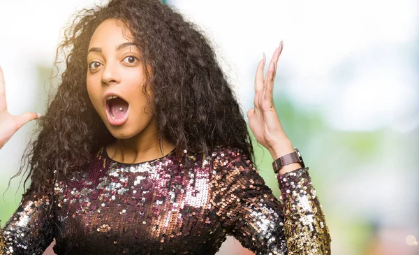 Menina Bonita Nova Com Cabelo Encaracolado Vestindo Vestido Festa Noite — Fotografia de Stock