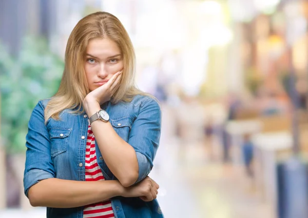 Mujer Caucásica Joven Sobre Fondo Aislado Pensando Que Parece Cansado —  Fotos de Stock