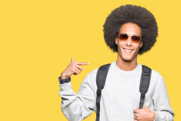 Giovane Uomo Afro Americano Con Capelli Afro Indossare Occhiali Sole — Foto Stock