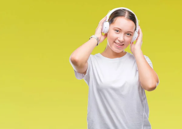 Unga Kaukasiska Kvinna Musiklyssnande Bär Hörlurar Över Isolerade Bakgrund Med — Stockfoto