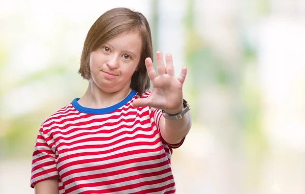 停止を行う分離の背景にダウン症候群の若い大人の女性は 手のひらの上で歌います 顔に否定的な深刻なジェスチャーで警告式 — ストック写真