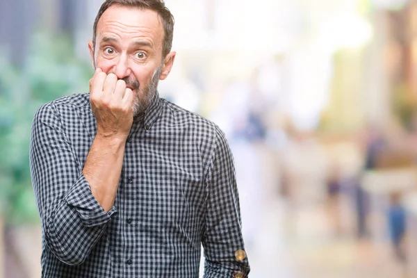 Orta yaş ağarmış üst düzey adam stresli ve gergin ile izole arka plan üzerinde tırnak ısırma dudaklarından eller. Anksiyete sorunu.