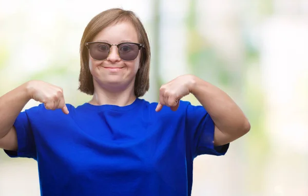 Młoda Kobieta Dorosłych Zespołem Downa Noszenie Okularów Przeciwsłonecznych Białym Tle — Zdjęcie stockowe