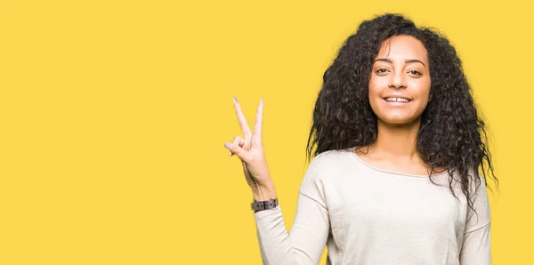 Menina Bonita Nova Com Cabelo Encaracolado Vestindo Camisola Casual Mostrando — Fotografia de Stock