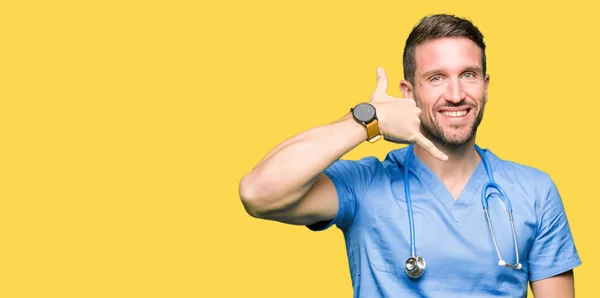 Hombre Guapo Doctor Vistiendo Uniforme Médico Sobre Fondo Aislado Sonriendo — Foto de Stock