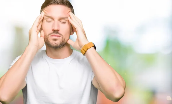 英俊的男人穿着休闲白色 T恤与手在头上的痛苦 因为压力 患有偏头痛 — 图库照片