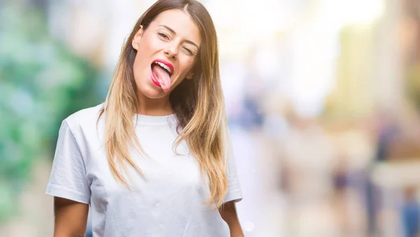 Giovane Bella Donna Casual Bianco Shirt Sfondo Isolato Attaccare Lingua — Foto Stock