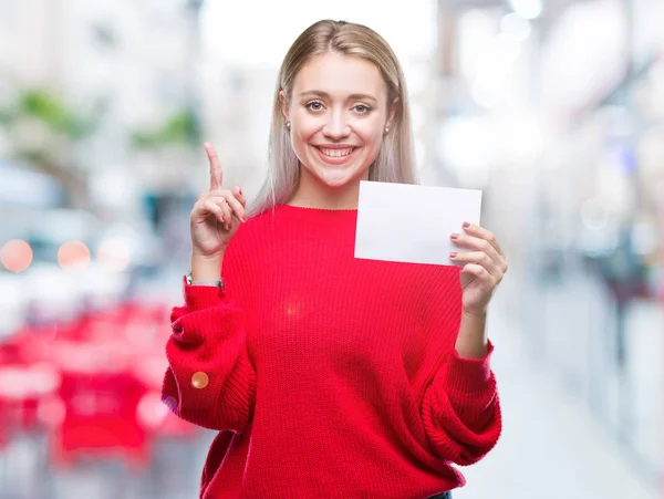 Jovem Loira Segurando Cartão Papel Branco Sobre Fundo Isolado Surpreso — Fotografia de Stock