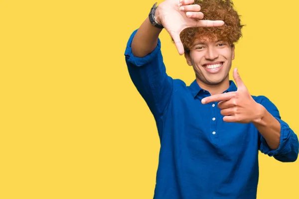 Homem Elegante Bonito Jovem Com Cabelo Afro Sorrindo Fazendo Moldura — Fotografia de Stock