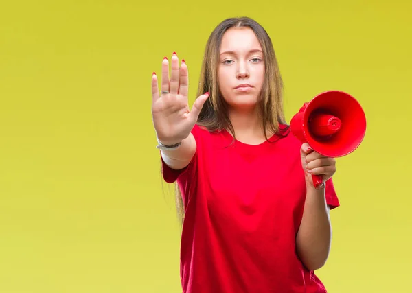 Jeune Femme Caucasienne Criant Travers Mégaphone Sur Fond Isolé Avec — Photo