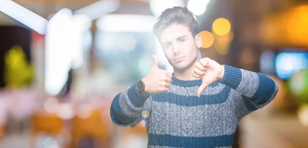 Joven Hombre Guapo Sobre Fondo Aislado Haciendo Pulgares Arriba Abajo —  Fotos de Stock