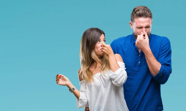 年轻夫妇在爱在孤立的背景嗅到的东西臭气熏天 无法忍受的气味 用手指在鼻子屏住呼吸 难闻的气味概念 — 图库照片