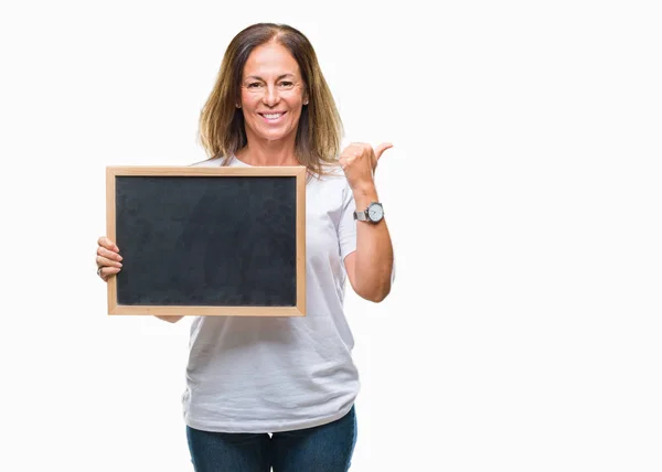 Mujer Hispana Mediana Edad Sosteniendo Pizarra Sobre Fondo Aislado Señalando — Foto de Stock