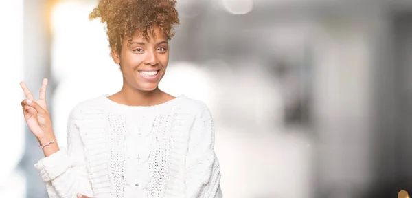 Hermosa Mujer Afroamericana Joven Con Suéter Invierno Sobre Fondo Aislado —  Fotos de Stock