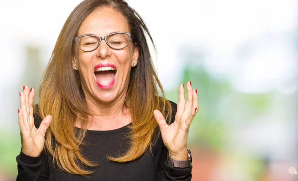Kızgın ve silah ile başarı için deli kutluyor gözlük güzel orta yaş kadın kaldırdı ve heyecanlı çığlık gözler kapalı. Kazanan kavramı