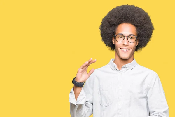 Unga Afroamerikanska Man Med Afro Hår Glasögon Gestikulerande Med Händer — Stockfoto